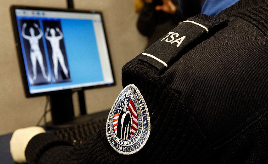 TSA приносит извинения коренному американскому путешественнику, который сказал, что агент потянул ее косы и сказал "Giddyup" thumbnail