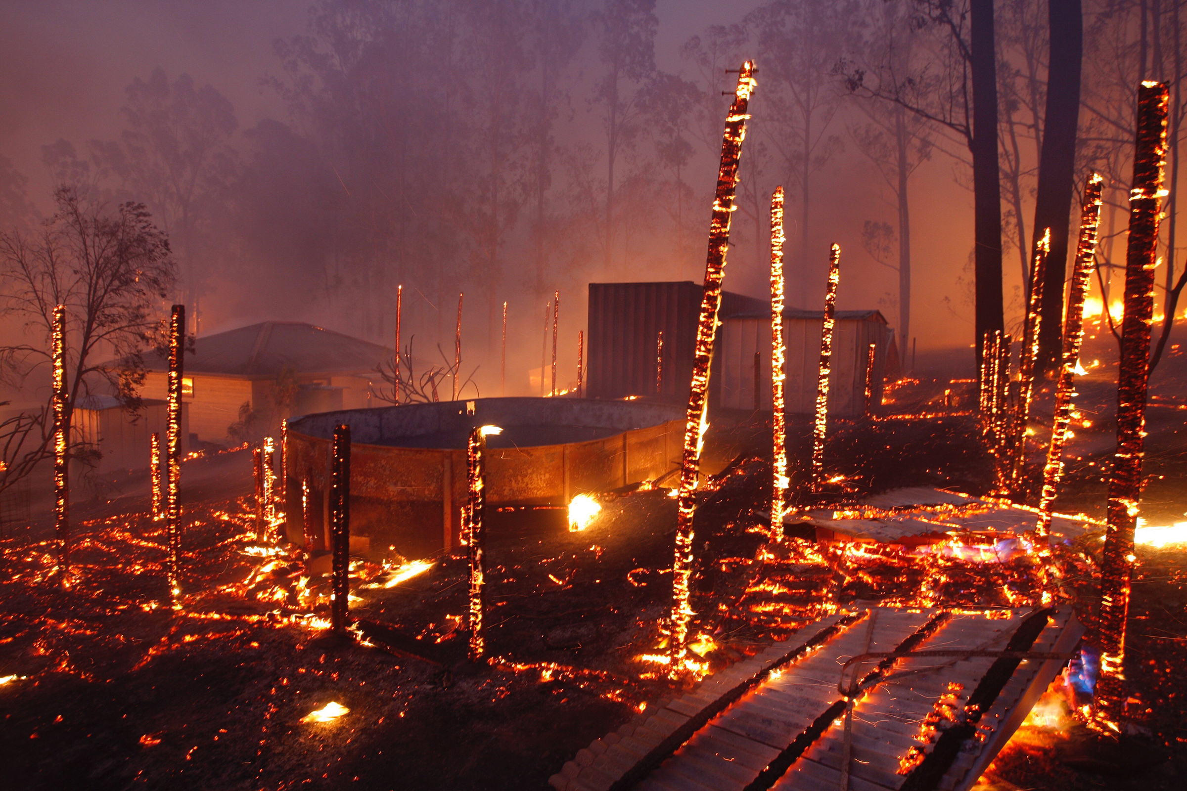 A bushfire burns through properties in Rainbow Flat, New South Wales, on Nov. 9, 2019. (Dean Sewell—The Sydney Morning Herald/Getty Images)