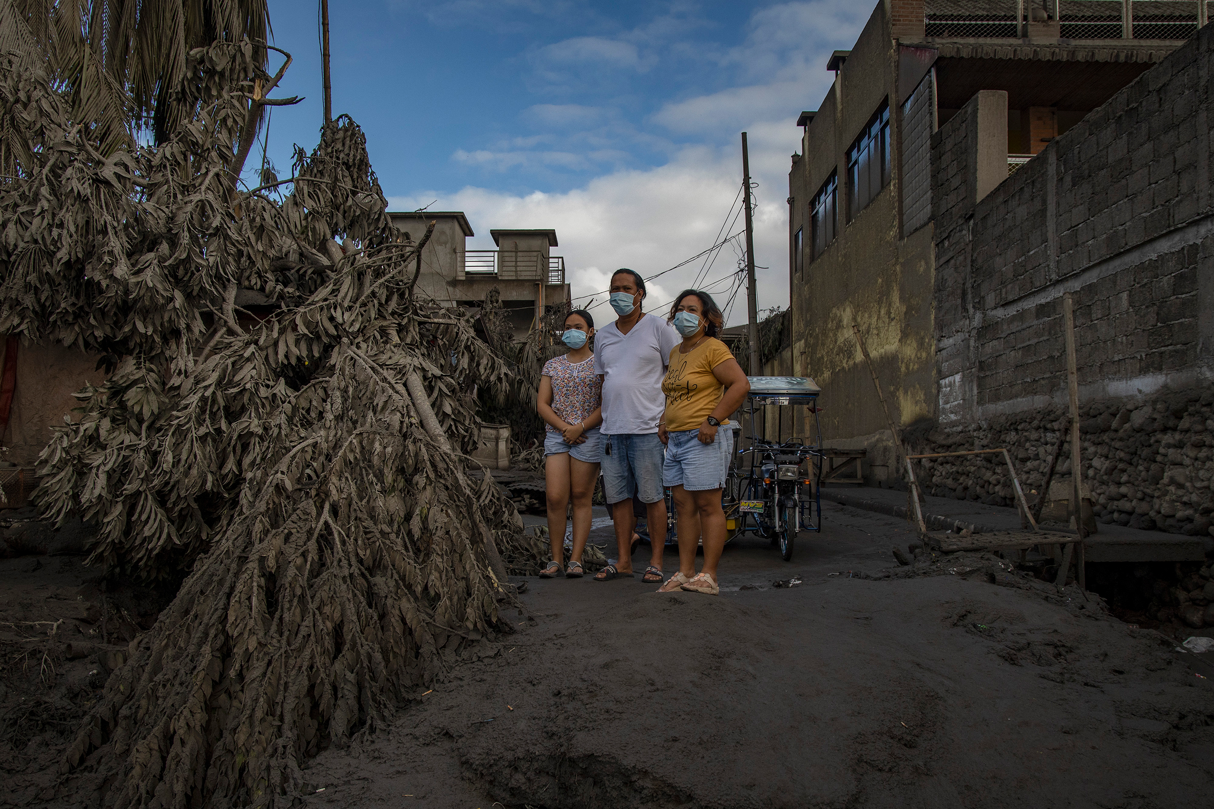 Residents return to their homes covered in ash in Talisay on Jan. 14. (Ezra Acayan—Getty Images)