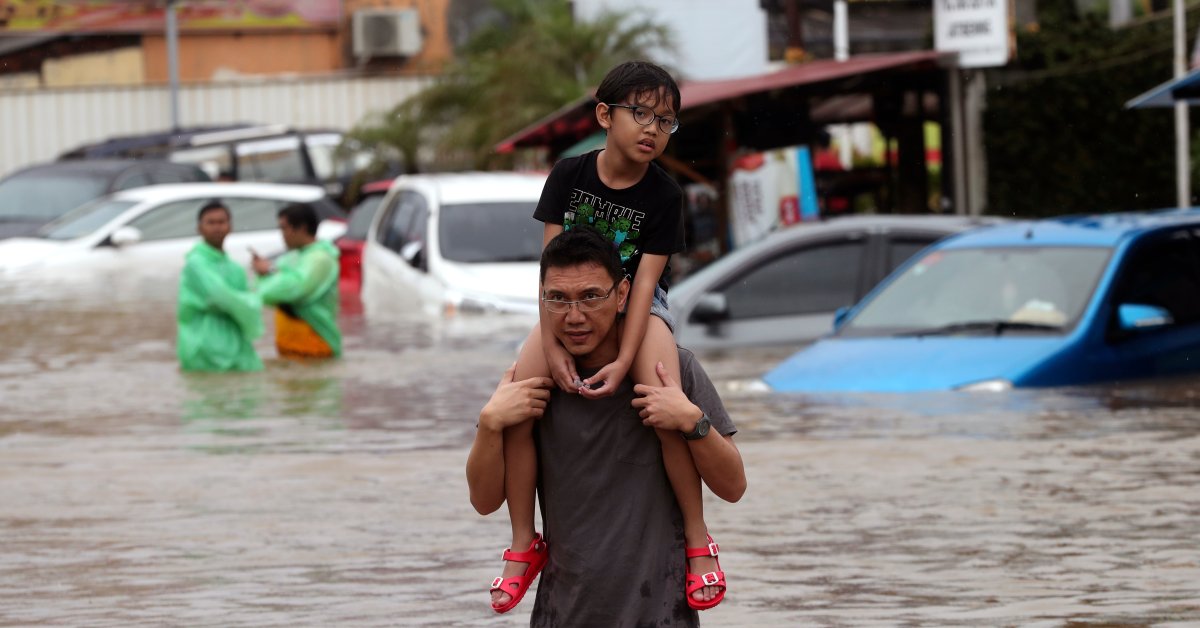 66 Умирает после наводнения в тонущей столице Индонезии. Вот что нужно знать thumbnail