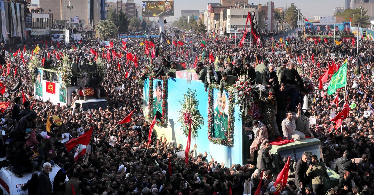 35 человек погибли в давке на похоронах иранского генерала Касема Сулеймани thumbnail