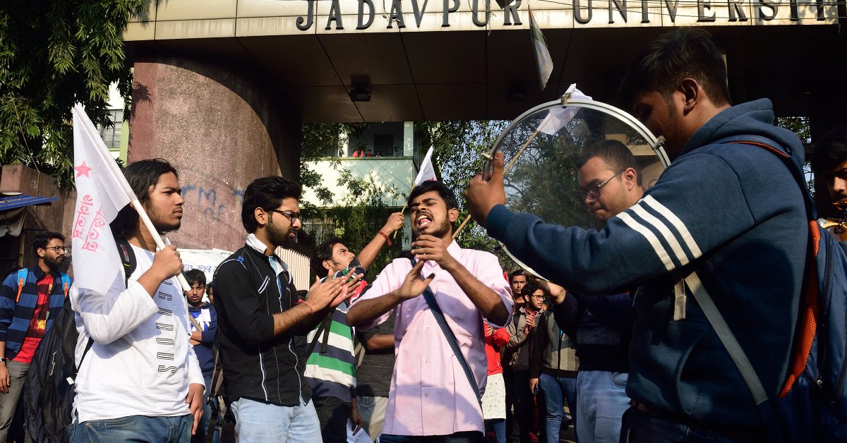 Я видел, как полиция стояла рядом с студентами в масках в университете Дели. Это было еще одно нападение на интеллектуалов Индии thumbnail