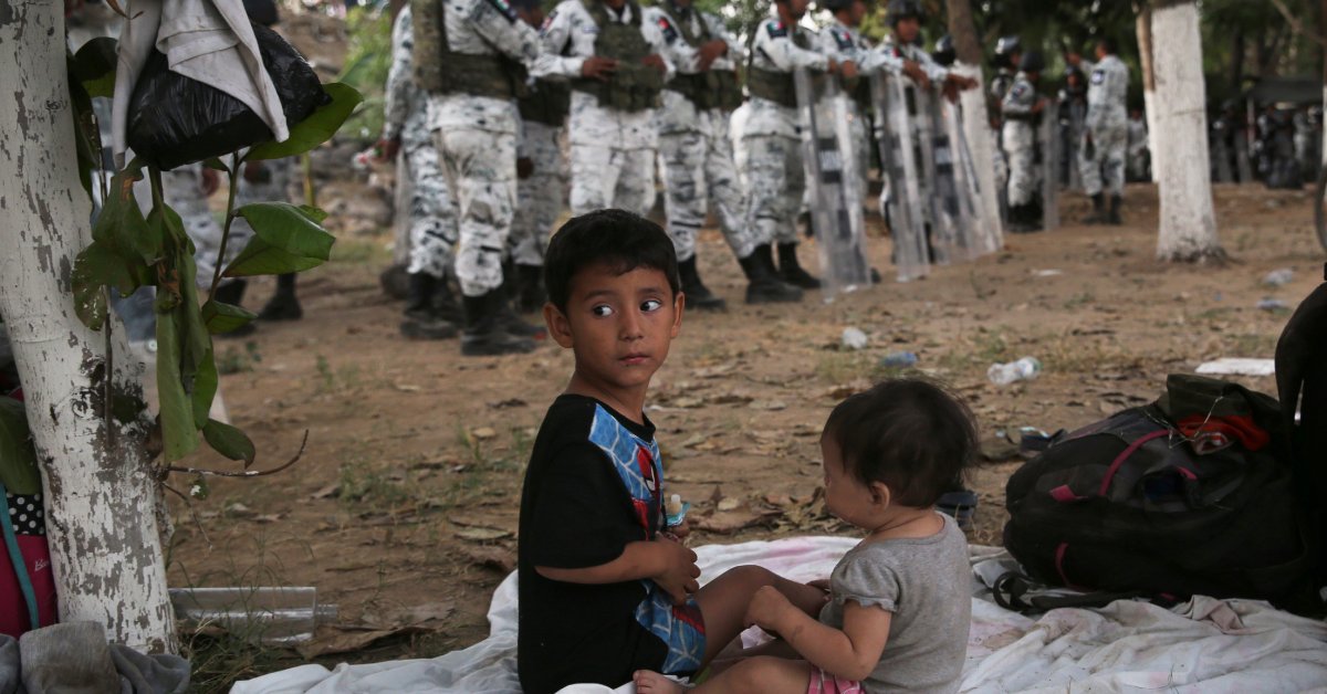 Сотни мигрантов из Центральной Америки застряли в реке «ничейной земле» после того, как мексиканские войска преградили путь на север thumbnail