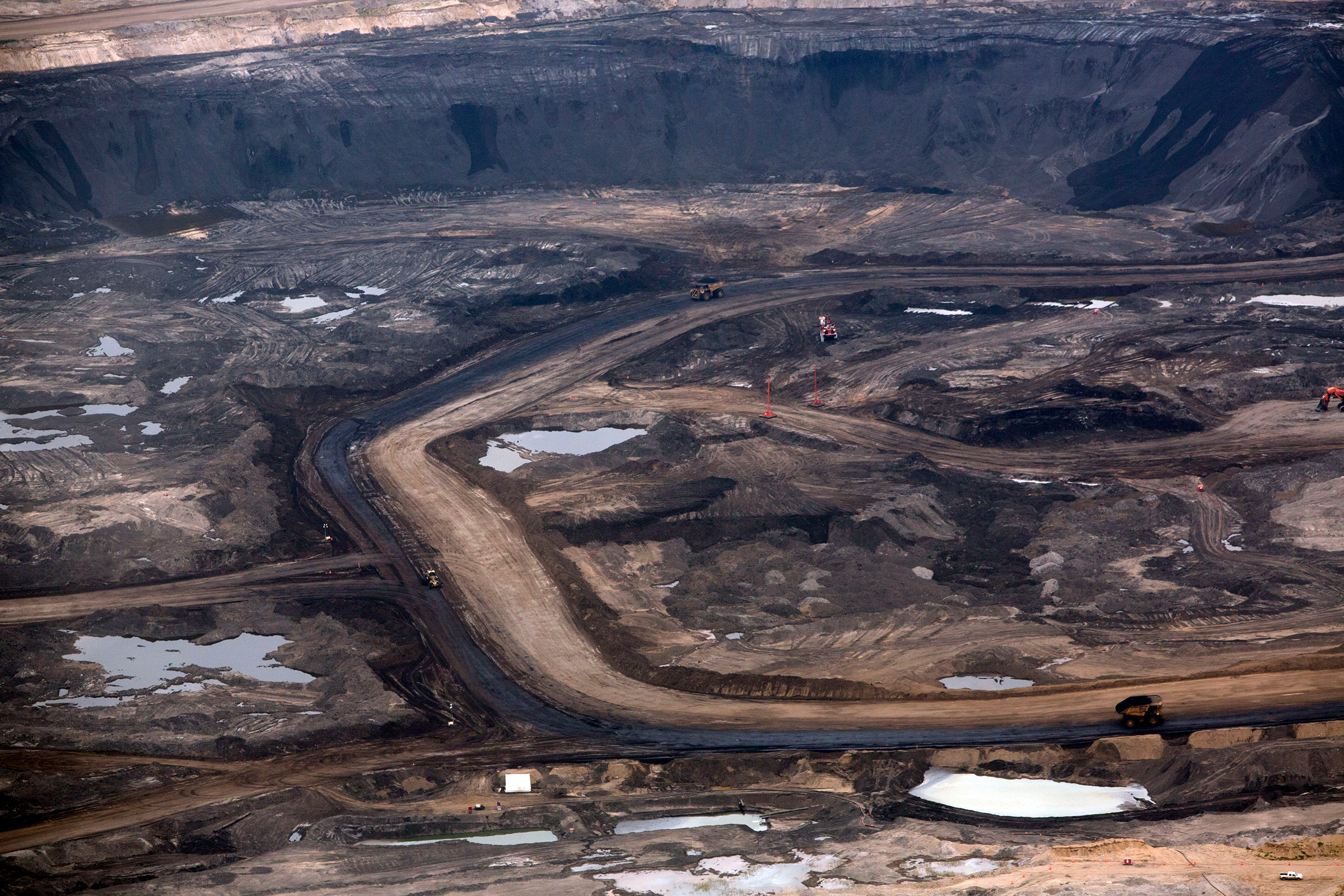 A Canadian oil-sand site in 2013 that Shell later sold (Brent Lewin—Bloomberg/Getty Images)