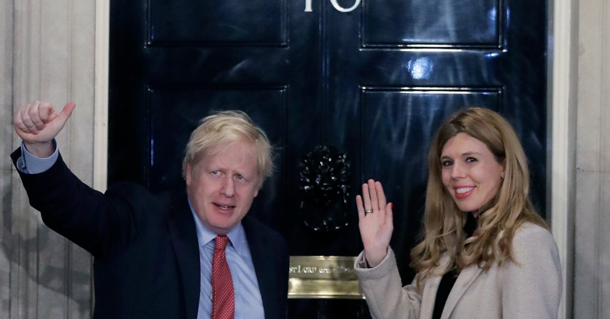 Премьер-министр Великобритании Борис Джонсон и его подруга Кэрри Симондс ждут ребенка thumbnail