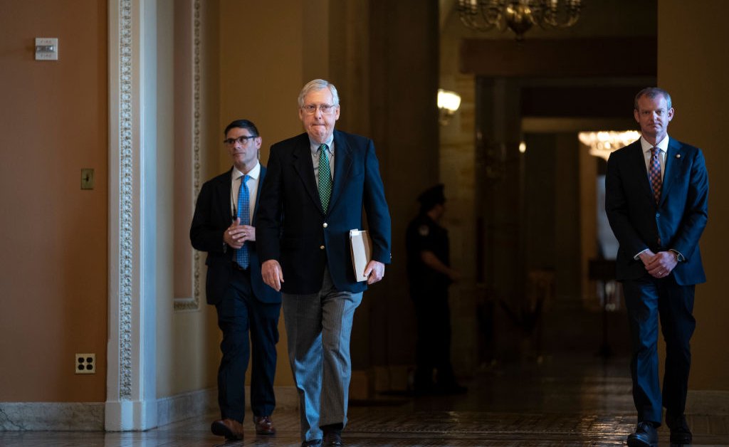 Сенат останавливается на помощи коронавирусу, поскольку законодатели пытаются увеличить помощь американцам thumbnail