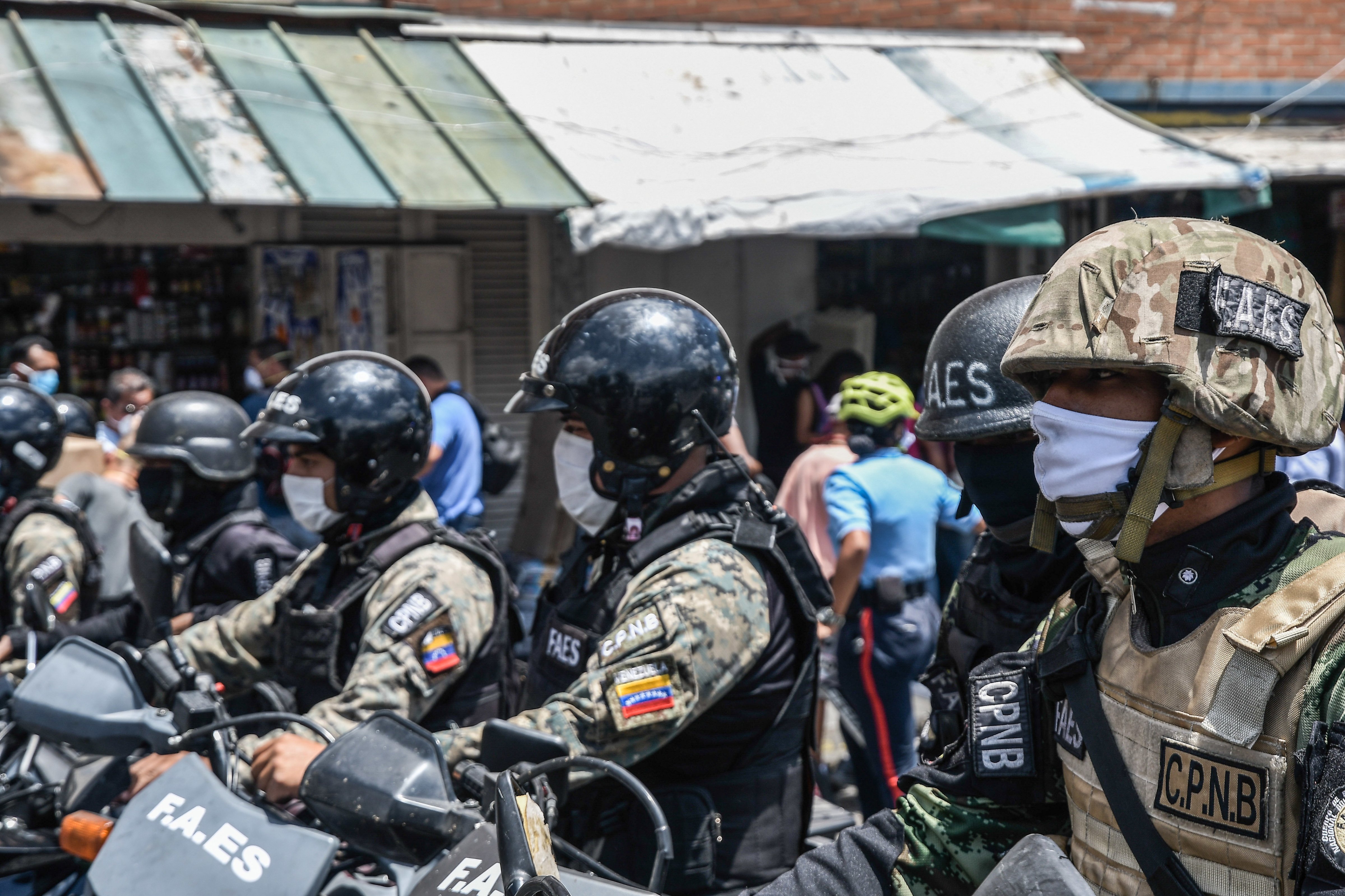 Police officers in Caracas, Venezuela enforce Nicolás Maduro's nationwide quarantine order to contain the coronavirus, on March 18, 2020. (Roman Camacho—SOPA Images/LightRocket/Getty Images)