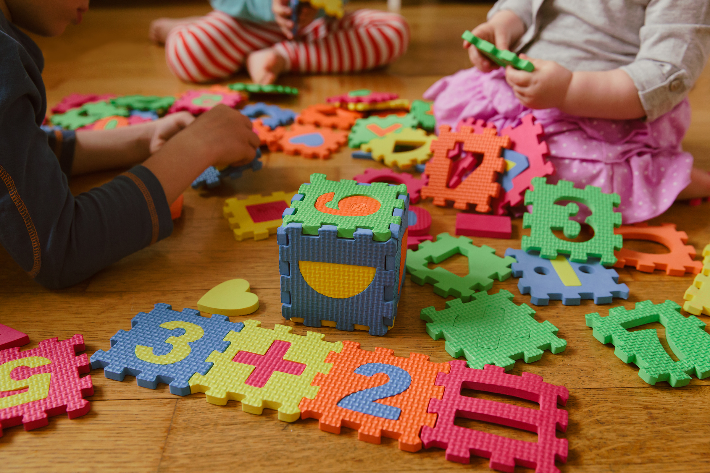 Kids playing with a puzzle. (Getty Images/iStockphoto)