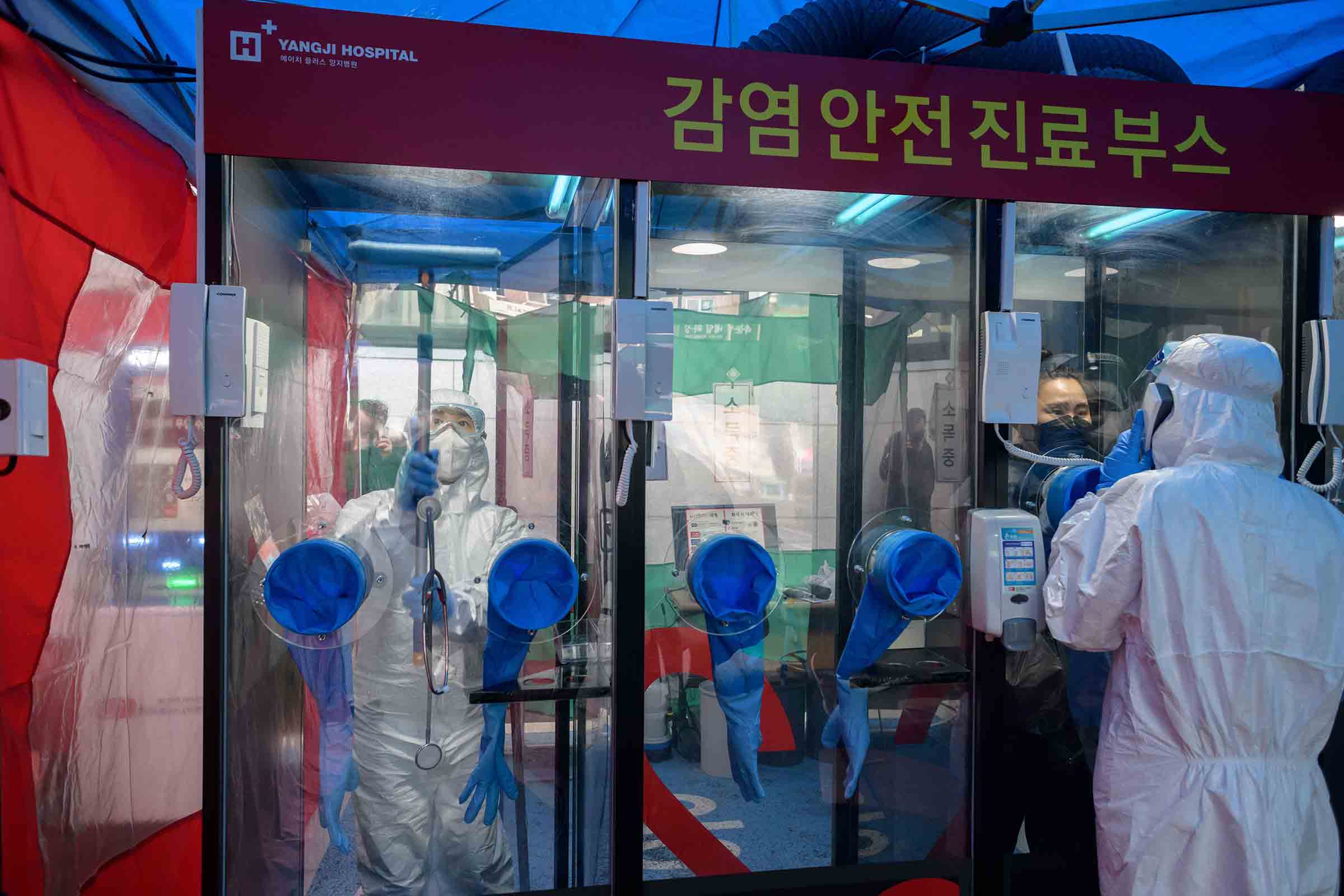 A woman consults a nurse at a walk-up COVID-19 testing booth outside Yangji Hospital in Seoul (Ed Jones—AFP/Getty Images)