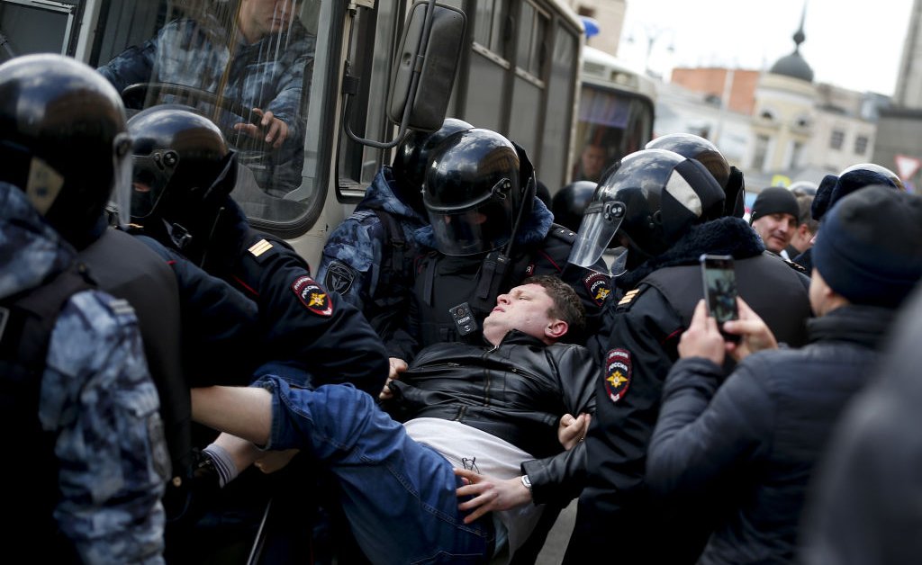 49 человек задержаны в Москве после акций протеста против политических репрессий thumbnail
