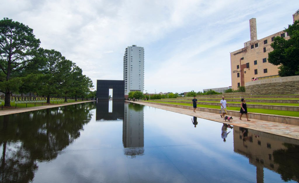 Оклахома-Сити отмечает 25-ю годовщину бомбардировки художественными событиями thumbnail