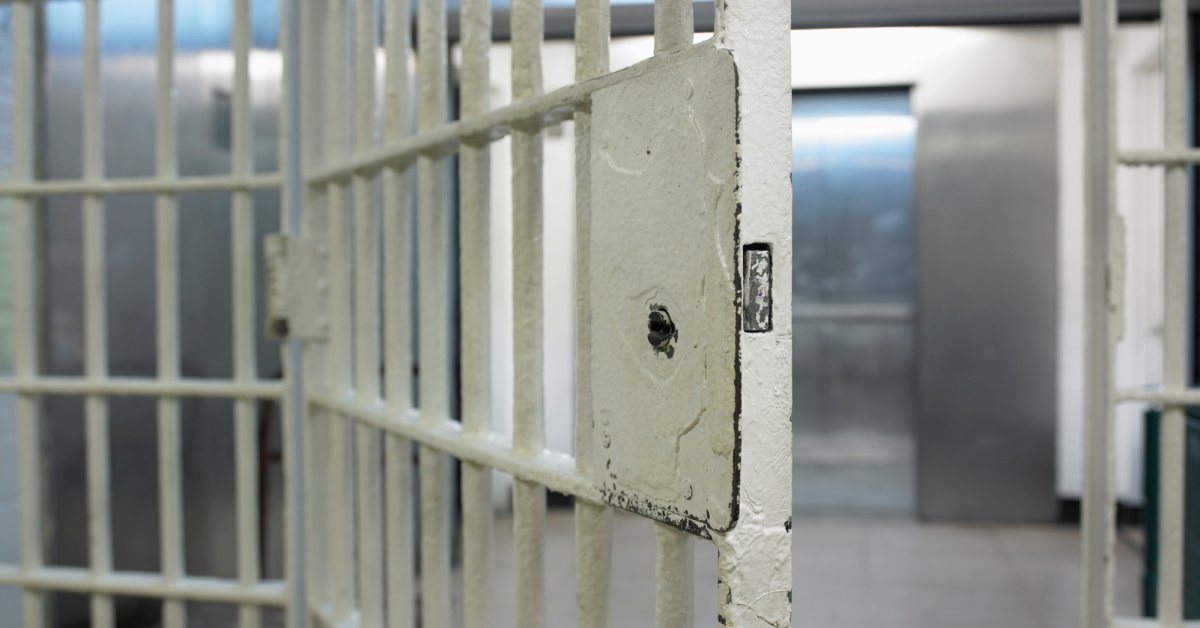 После того, как тюрьма в Южной Дакоте подтвердила случай коронавируса, 8 заключенным сбежали thumbnail