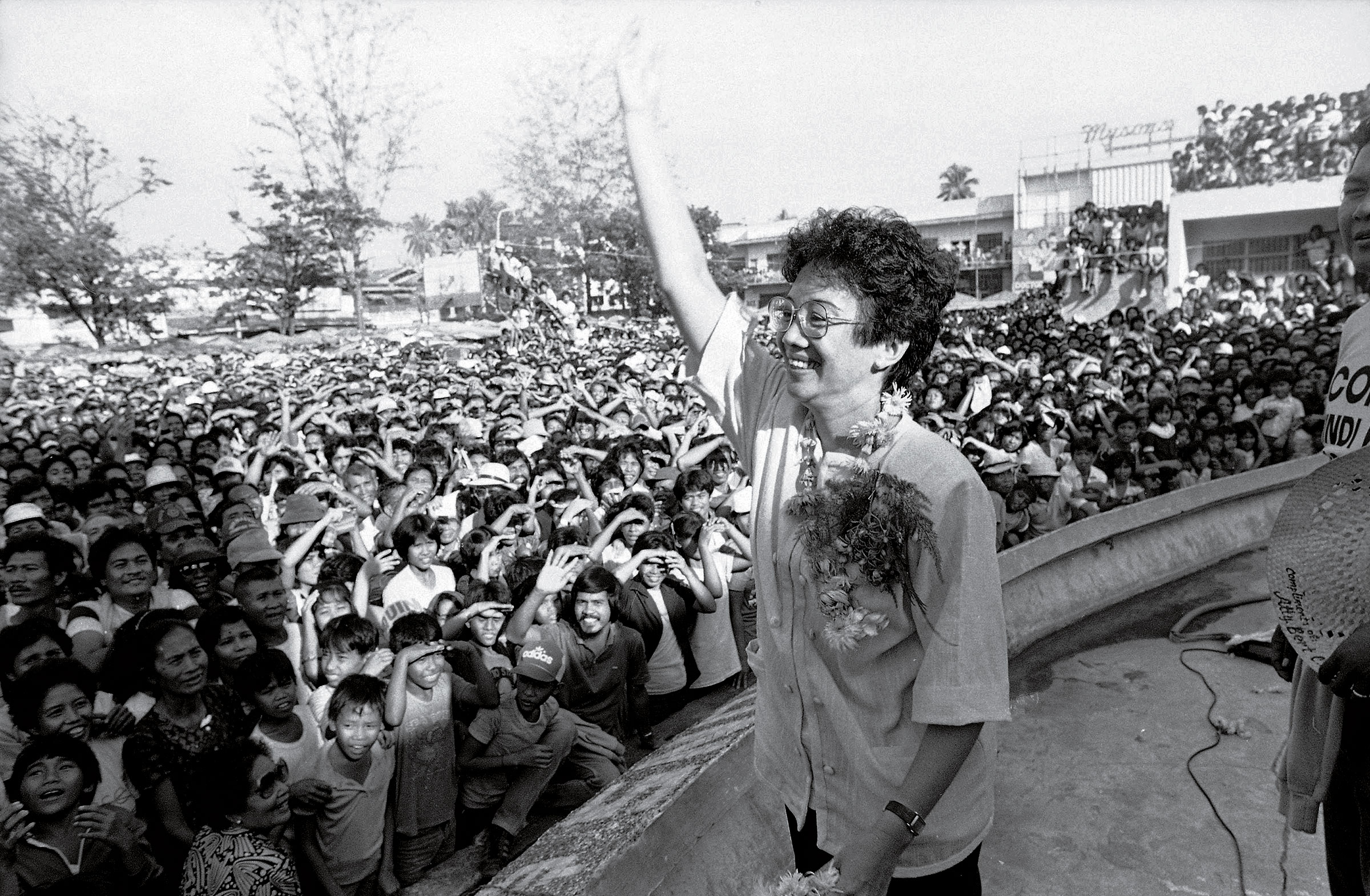 Opposition presidential candidate Corazon Aquino waves back at the crowd upon arrival for a campaign rally Jan. 20, 1986. (Val Rodriguez—AP)