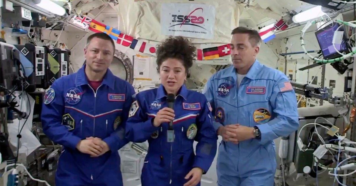 Члены экипажа Международной космической станции возвращаются на Землю в разгар пандемии коронавируса thumbnail
