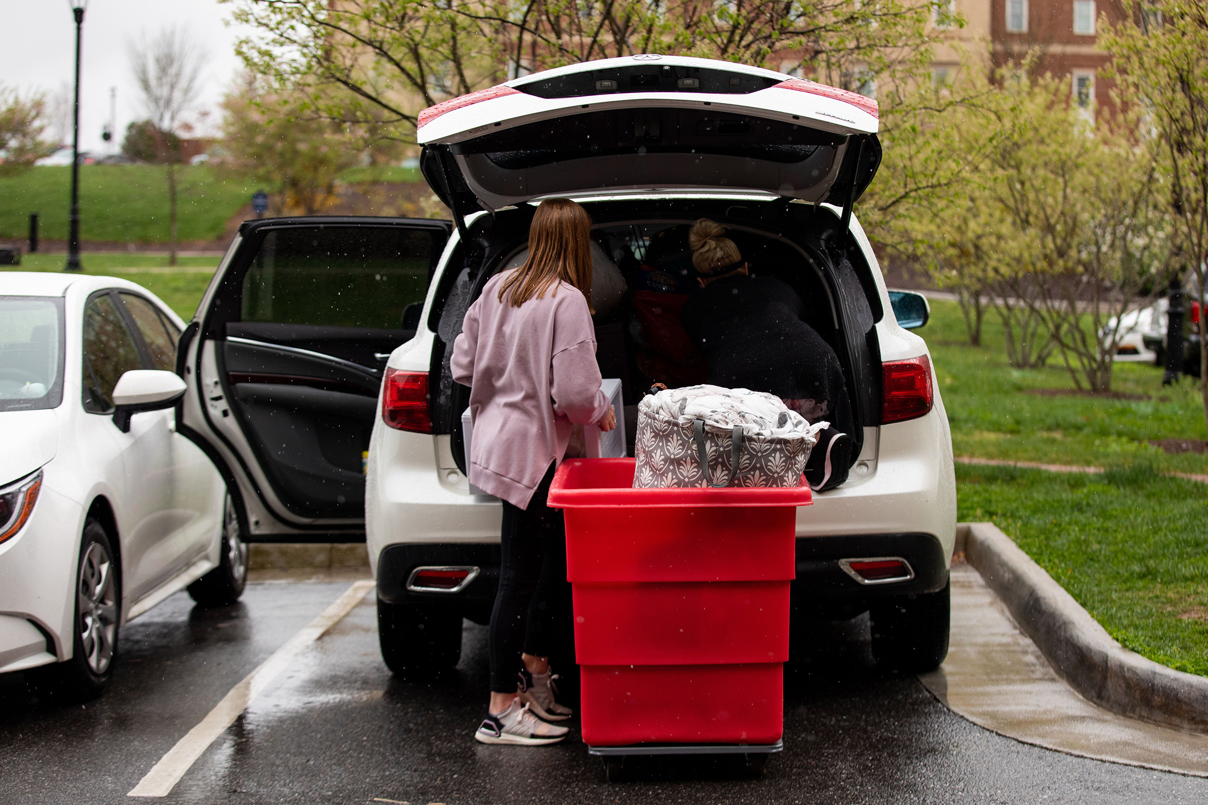 A mother helps her daughter, a student at Liberty University in Lynchburg, Virginia, move out of her dorm on March 31, 2020. (Amanda Andrade-Rhoades—AFP/Getty Images)