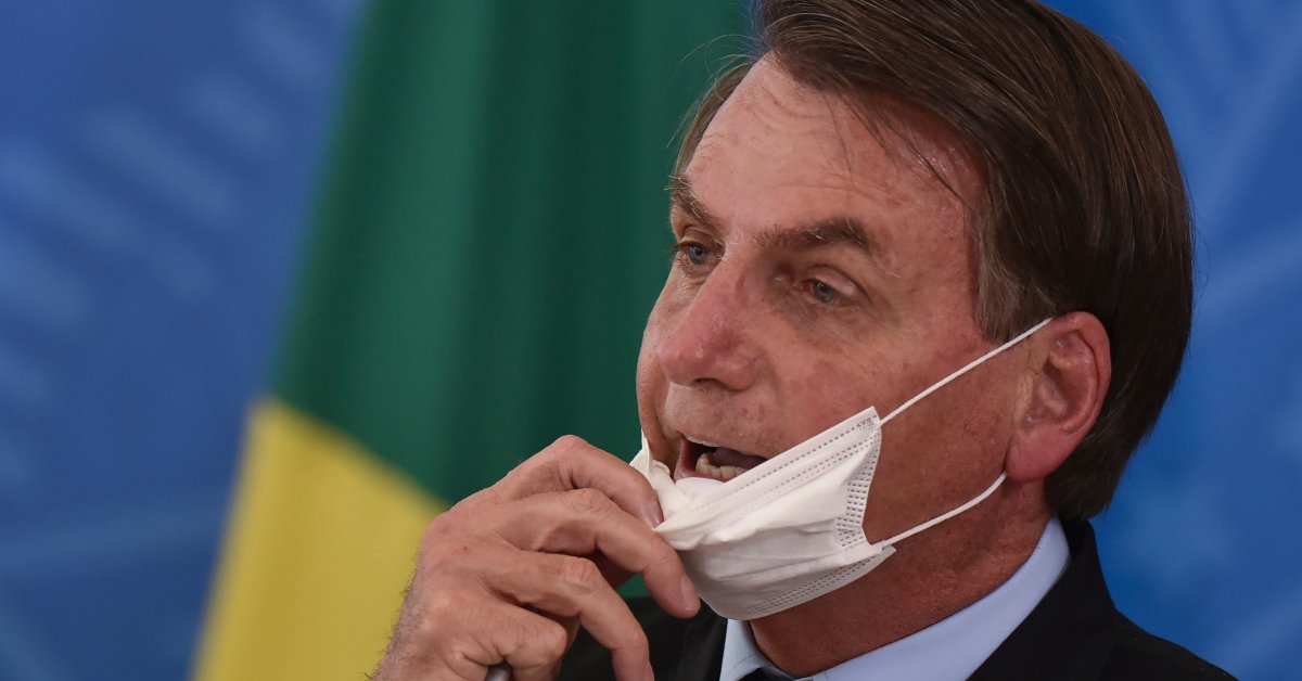 Facebook и Instagram удаляют сообщения от президента Бразилии Болсонаро после того, как он отказался от социального общения thumbnail