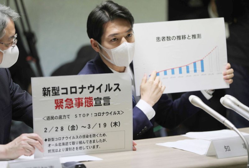 Hokkaido Governor Naomichi Suzuki (R) declares a state of emergency during a meeting on the new COVID-19 coronavirus in Hokkaido prefecture on Feb. 28, 2020.