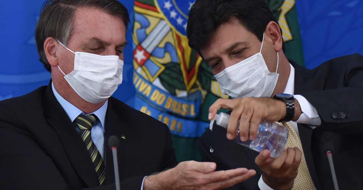 Президент Бразилии Жаир Больсонаро уволил министра здравоохранения, выступившего за меры по изоляции коронавируса thumbnail