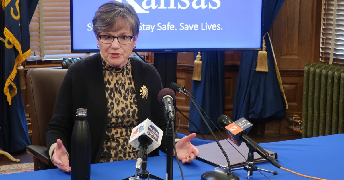 Федеральный судья блокирует губернатора Канзаса от ограничения религиозных собраний во время пандемии COVID-19 thumbnail