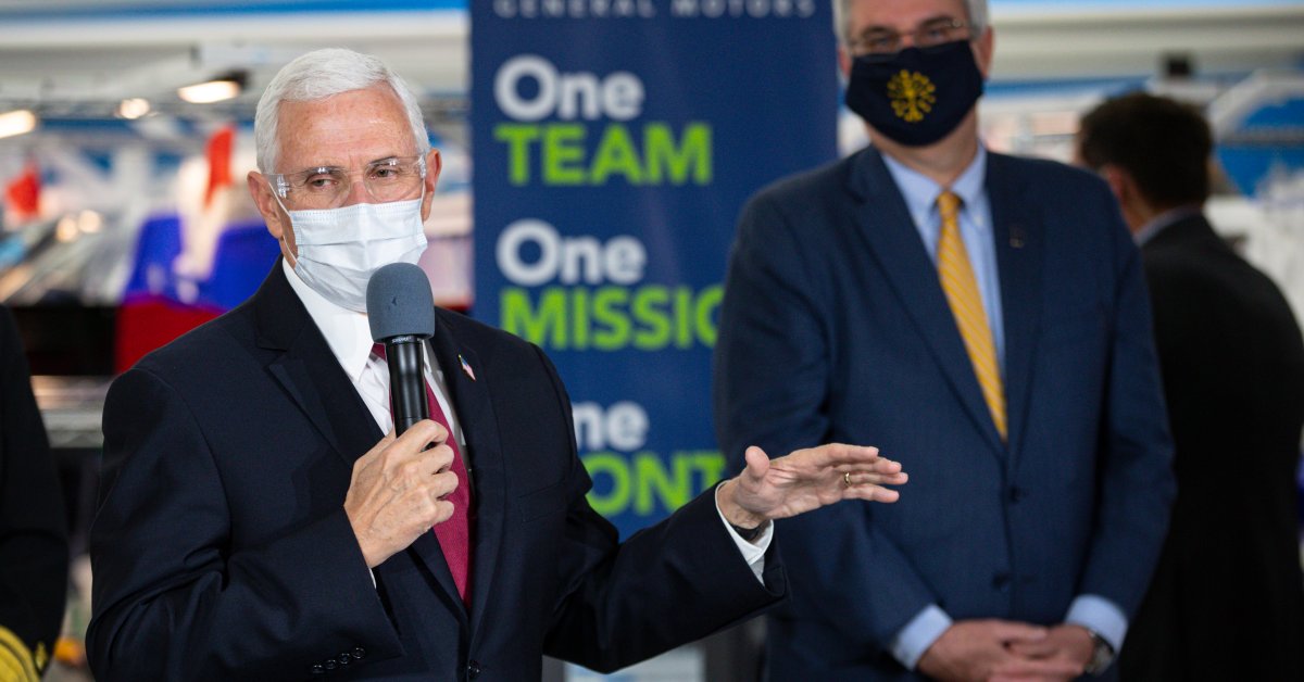 Майк Пенс носит лицевую маску, когда он совершает поездку по преобразованному заводу вентилятора через несколько дней после критики thumbnail
