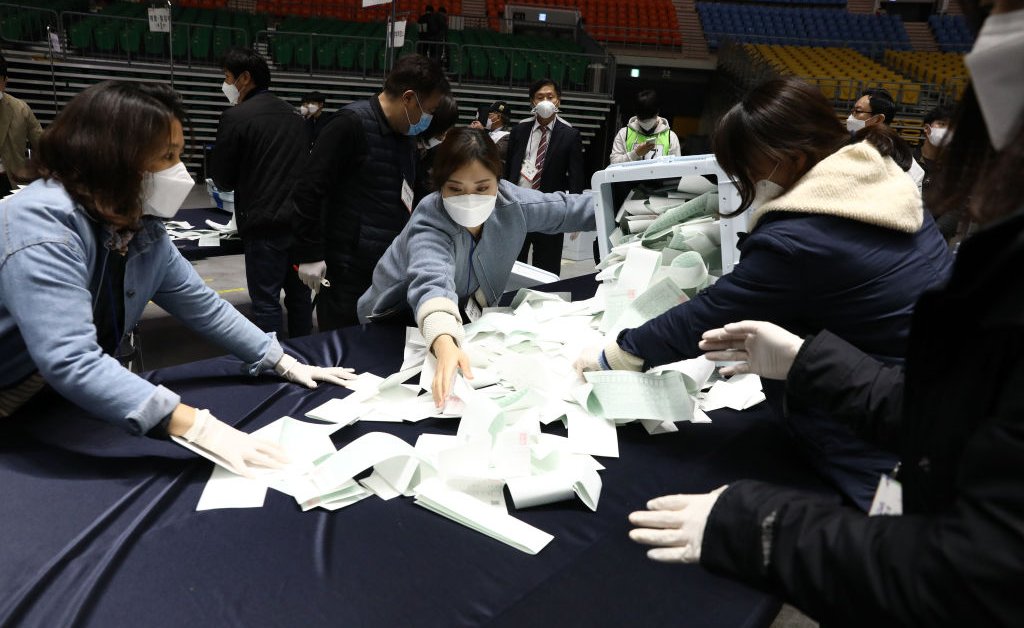 Правящая партия Южной Кореи победила в результате оползня в ходе голосования, проведенного во время пандемии thumbnail