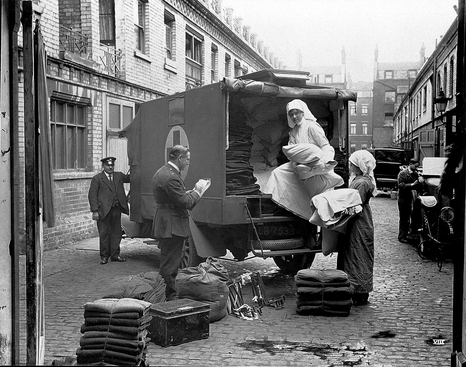 Loading up blankets into an ambulance in Gower Mews, London, in September 1918. (The Wellcome Collection)