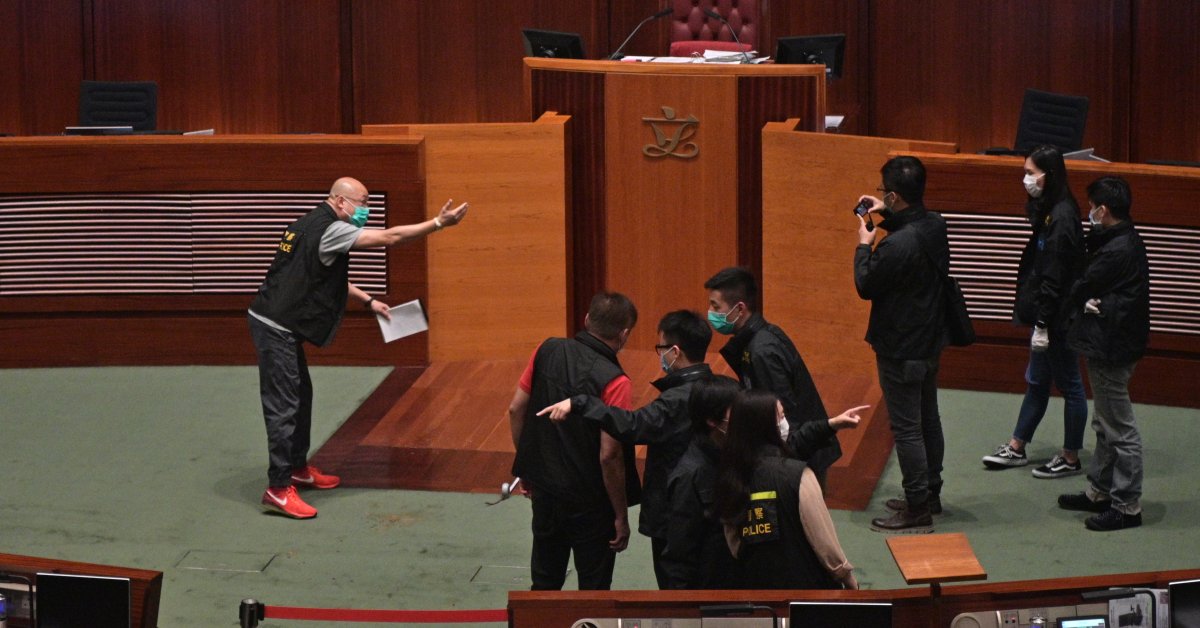 Законодатели, исключенные из Гонконга, обсуждают законопроект о государственном гимне Китая thumbnail