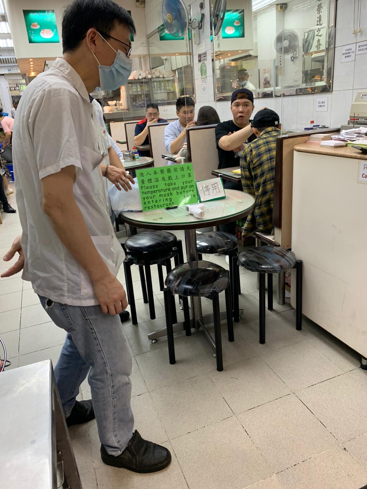 Las particiones de plexiglás separan las mesas en el Kam Fung Cafe en Hong Kong el 20 de mayo de 2020.