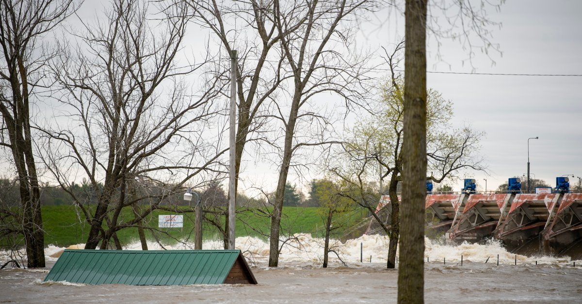 Плотина Мичигана прорвана, вынудив 10 000 человек эвакуироваться после нескольких дней проливных дождей thumbnail
