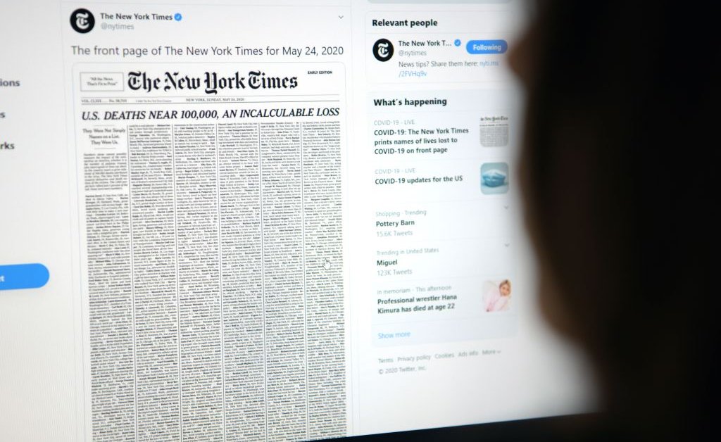Нью-Йоркская "Таймс" посвящает всю воскресную главную страницу многим из тех, кто потерян, так как США приближаются к 100 000 смертей COVID-19 thumbnail