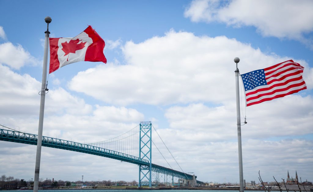 Канада и США работают над расширением границ для несущественных поездок thumbnail