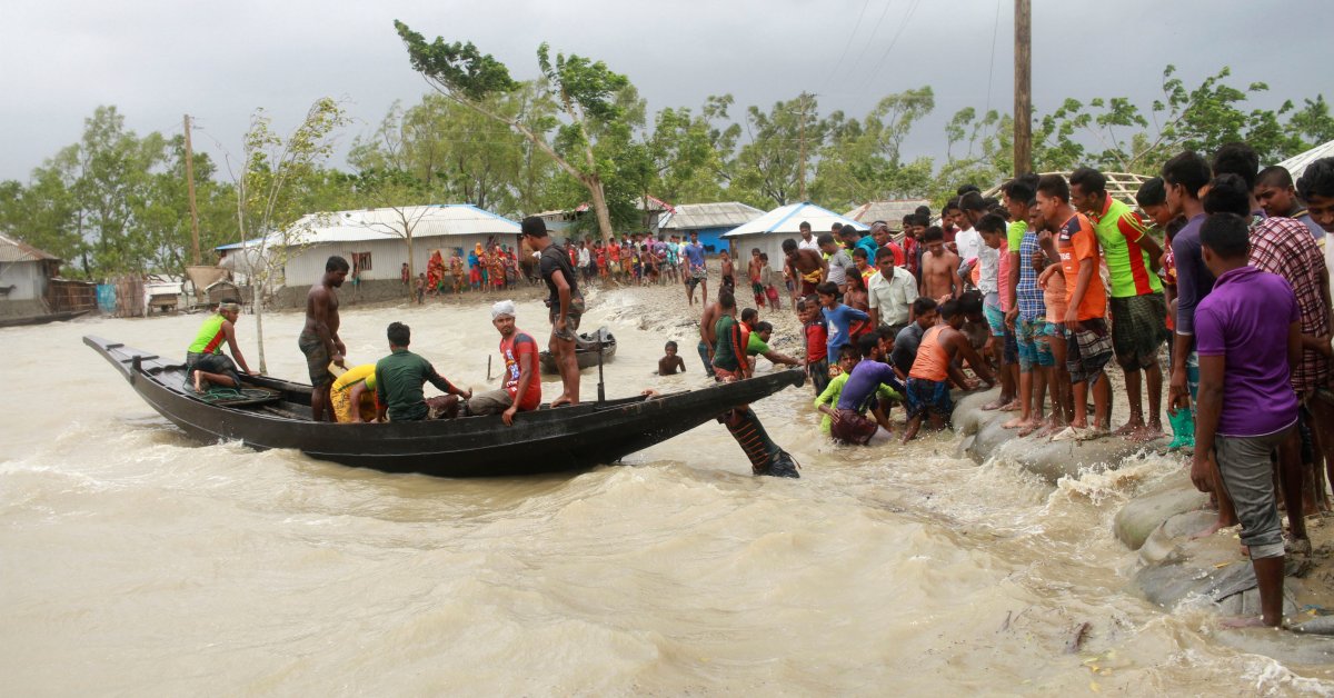 По крайней мере, 24 человека погибли, когда Циклон Амфан врезался в Индию и Бангладеш thumbnail
