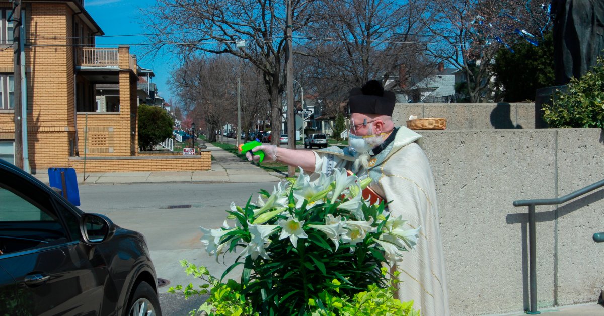 Этот Мичиганский Священник использует Брызговое ружье, чтобы управлять социально удаленной Святой водой thumbnail