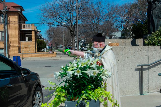 Michigan Priest Uses Squirt Gun for Socially-Distanced Holy Water ...