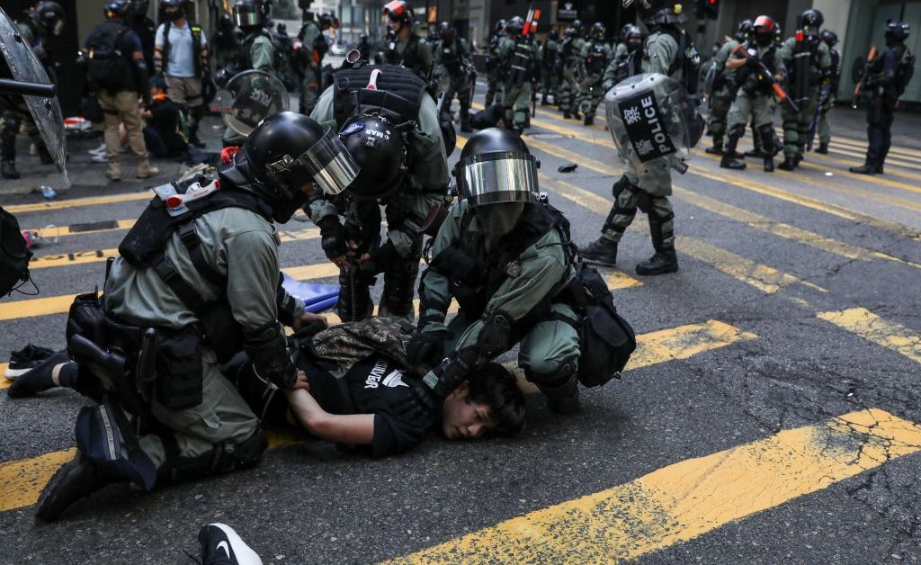 Гонконгский полицейский сторож в значительной степени оправдывает офицеров и обвиняет протестующих thumbnail