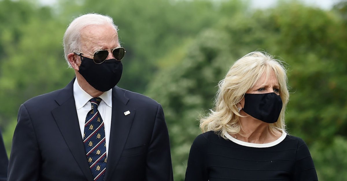 Джо Байден говорит, что президент Трамп - «дурак», который высмеивает его решение публично носить маску thumbnail