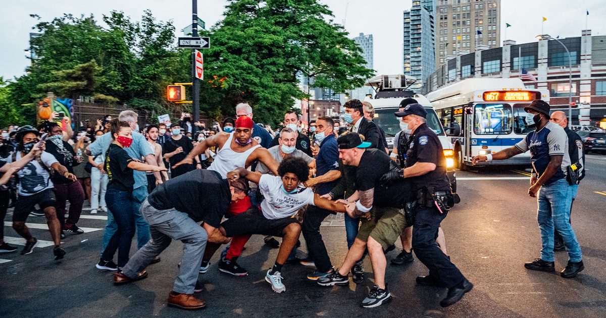 ‘I Couldn’t Just Sit and Watch.’ Photographing New York City’s George Floyd Protests thumbnail