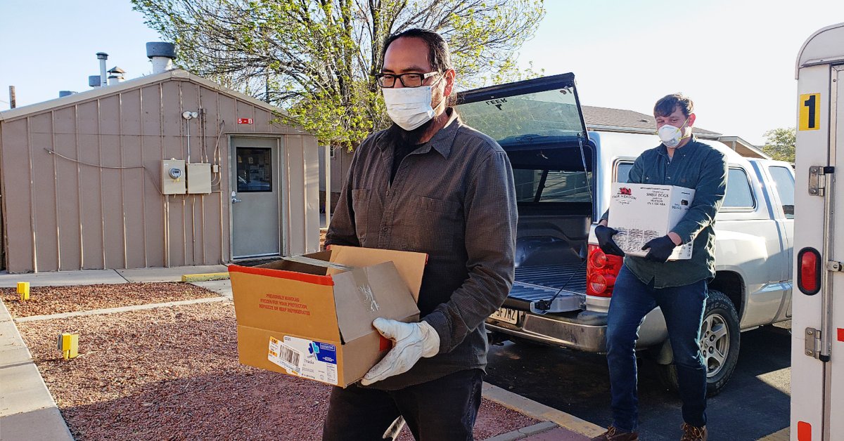 «Это чистый народ». Как один из организаторов помощи сообществу помогает народу навахо в Юте справиться с кризисом коронавируса thumbnail