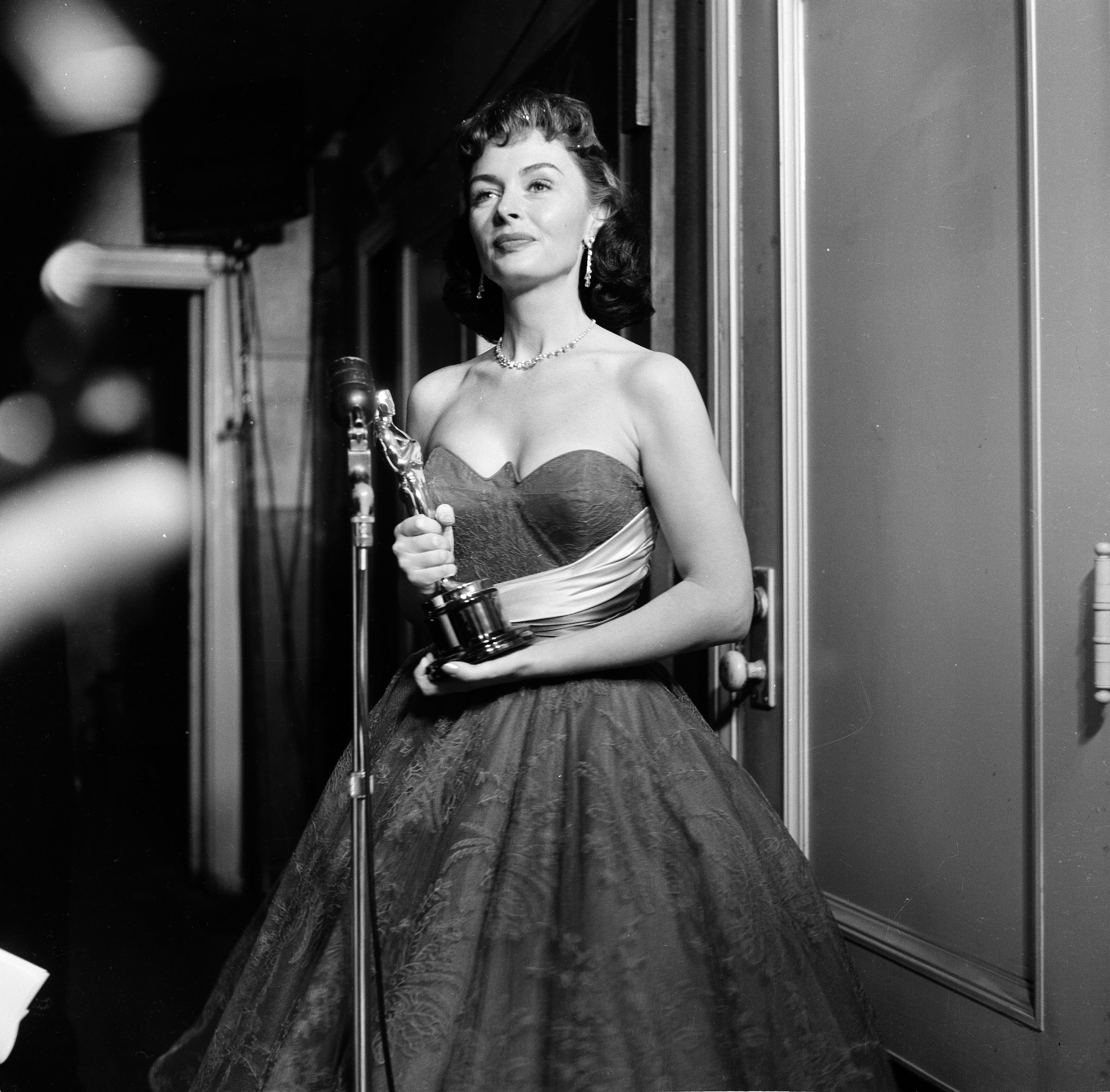 Donna Reed poses with her Academy Award for Best Supporting Actress in "From Here to Eternity" in Los Angele on March 25, 1954. (Getty Images)