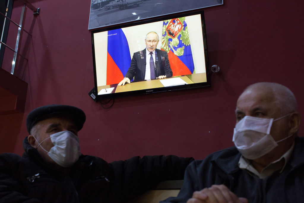 Putin Delays Power Referendum Over Virus