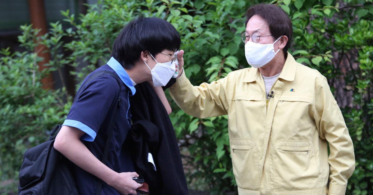 Южнокорейские студенты начинают возвращаться в школу в условиях пандемии thumbnail