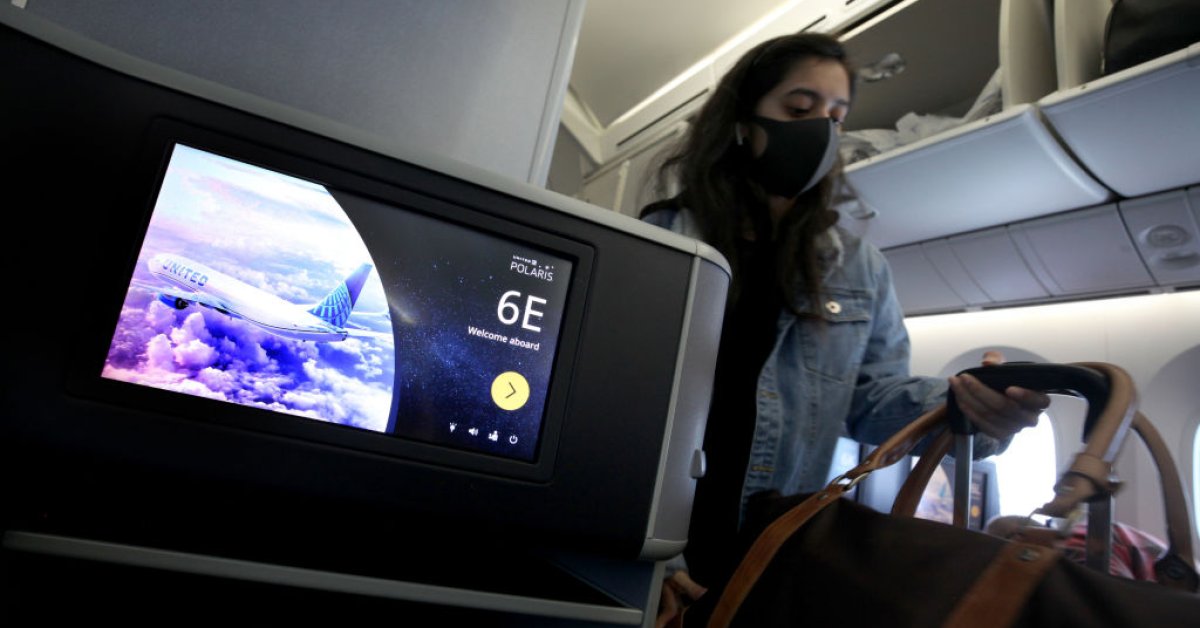 United Airlines предоставит пассажирам маски и салфетки для рук thumbnail