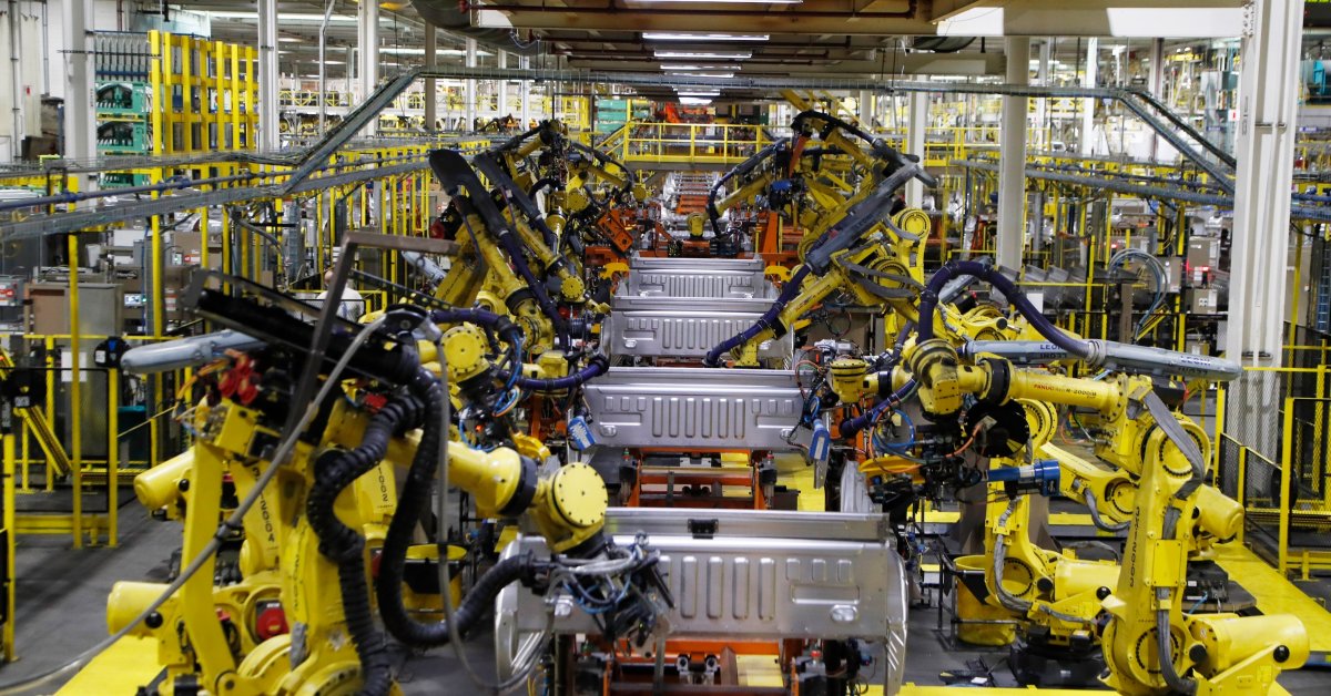 Зараженные рабочие и нехватка ресурсов: почему американская индустрия автомобилестроения медленно возобновляет thumbnail