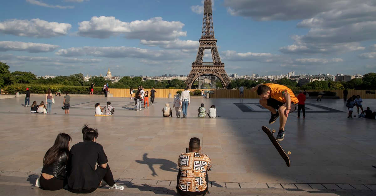 The Eiffel Tower Is to Reopen After Its Longest Closure Since World War II thumbnail