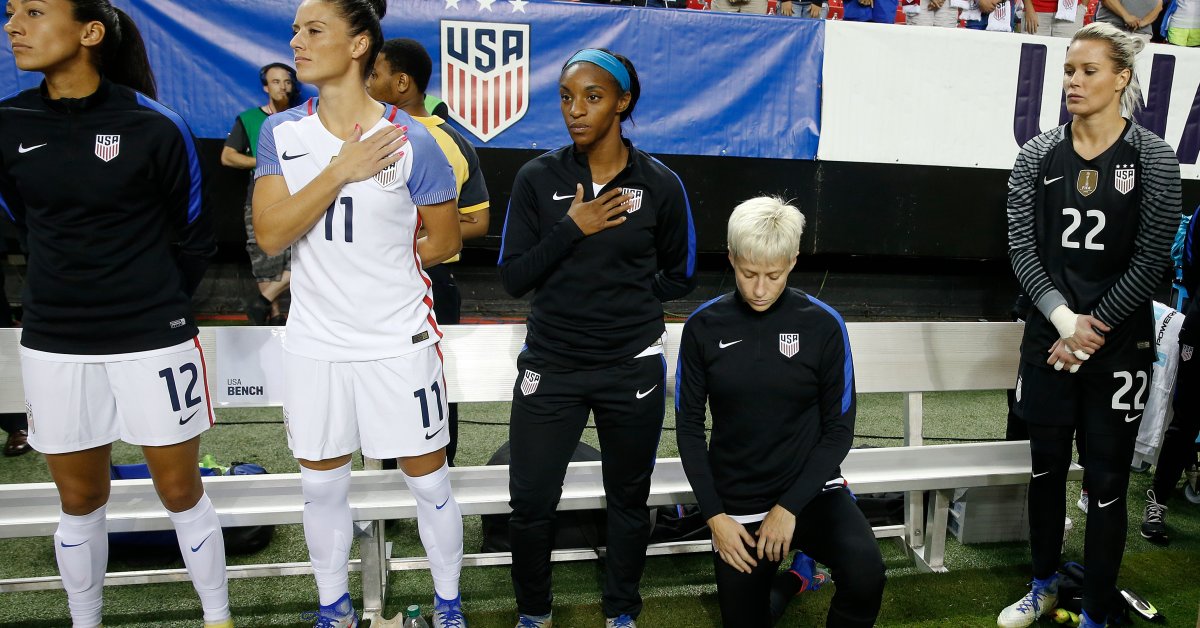 Американский футбол отменил правило, запрещающее вставать на колени во время государственного гимна thumbnail