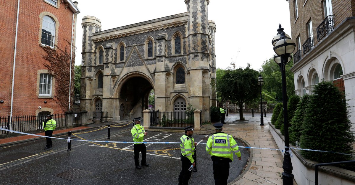 U.K. Stabbing Rampage Kills 3 убивает полицейских, подозревающих в террористической атаке thumbnail