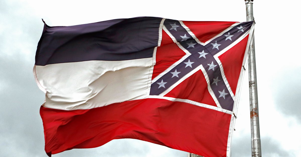 Миссисипи официально снял эмблему Конфедерации с государственного флага thumbnail