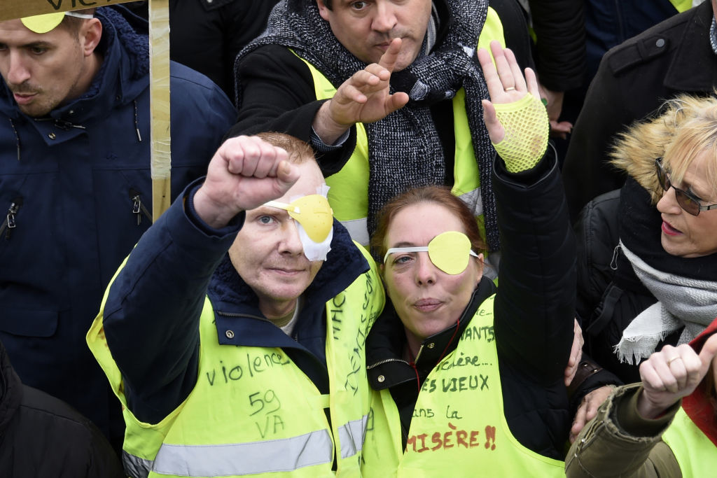 Manuel C., un chaleco amarillo que resultó herido el 16 de noviembre por un proyectil que probablemente fue derribado por la policía durante una manifestación de chaleco amarillo (Gilets Jauns), participa en una marcha con su esposa el 23 de noviembre. Violencia policial. 2019 en las calles de Valenciennes, norte de Francia.