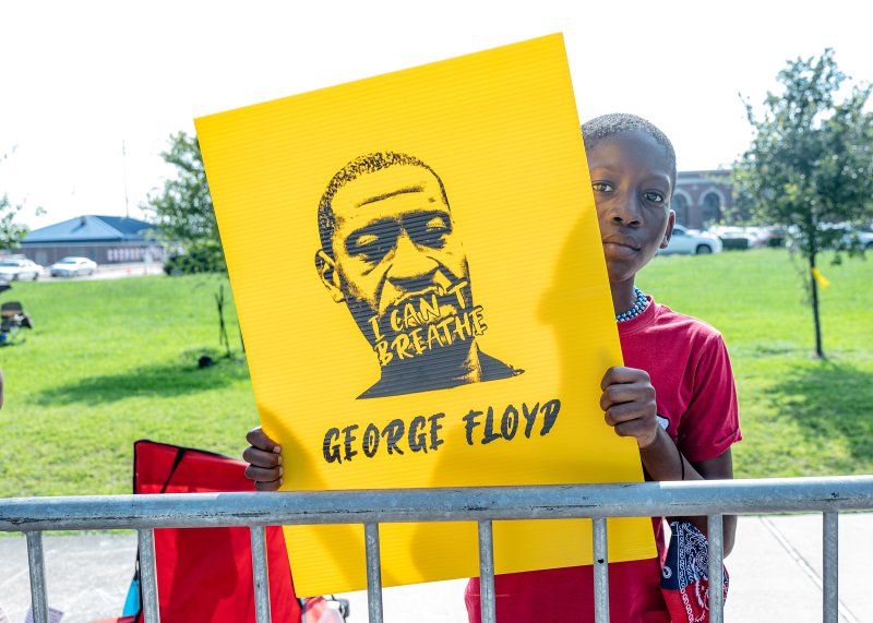 Engwin Williams, 10, aguarda o falecimento do caixão de George Floyd em Houston em 9 de junho.