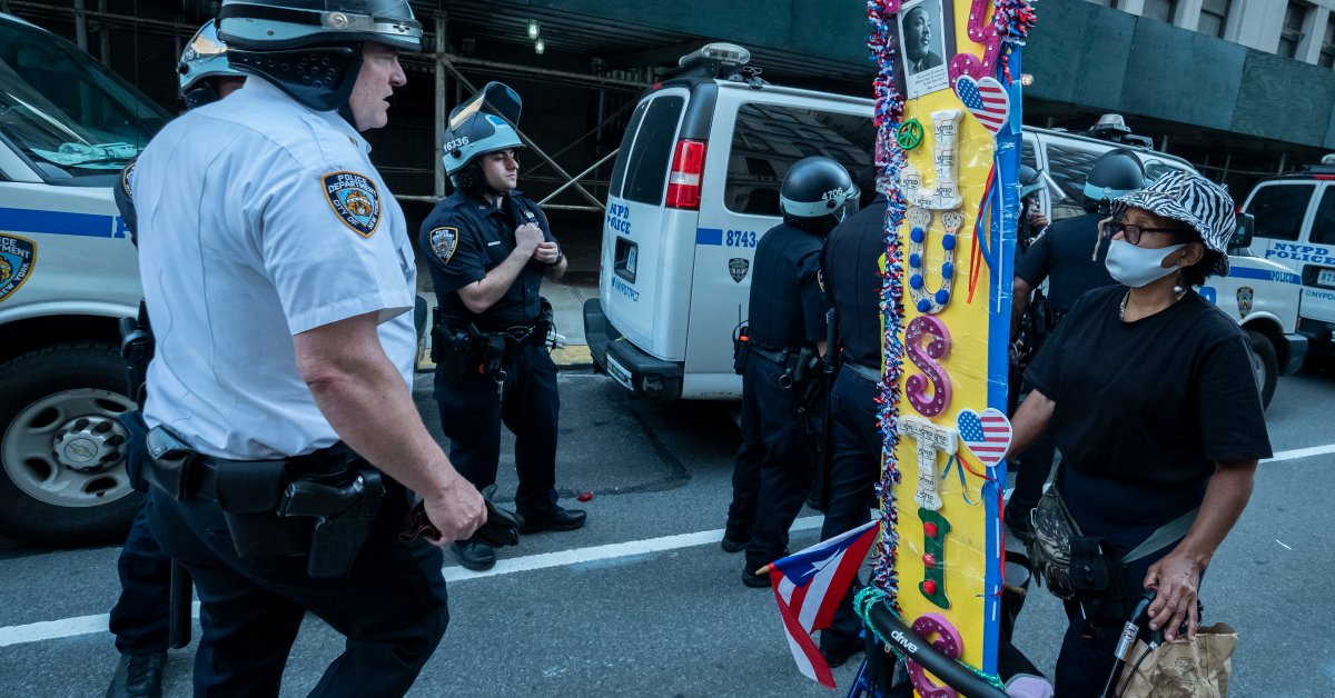 Полиция в Нью-Йорке игнорирует приказы штата и города носить маски thumbnail
